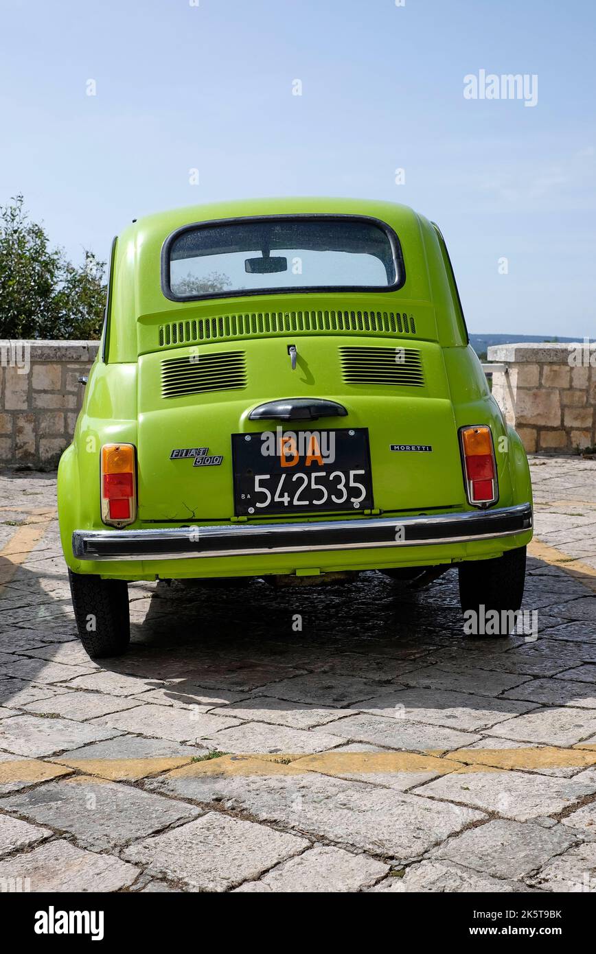 verde brillante originale fiat 500 auto parcheggiata in strada Foto Stock