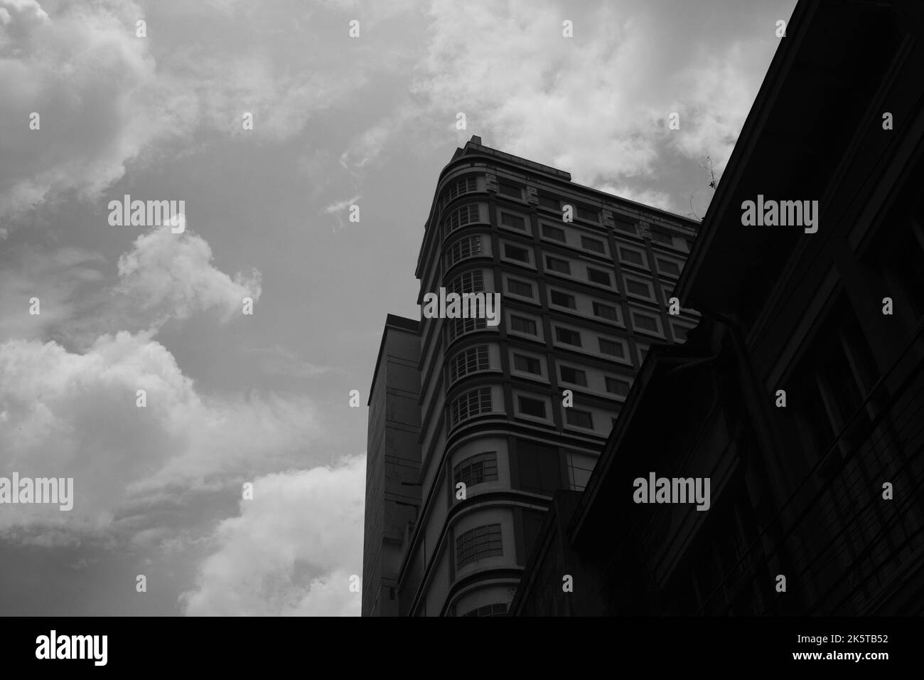 Alloggio moderno, foto monocromatica di una vista di un edificio di appartamenti con uno sfondo di cielo chiaro durante il giorno nella zona di Bandung - Indonesia Foto Stock