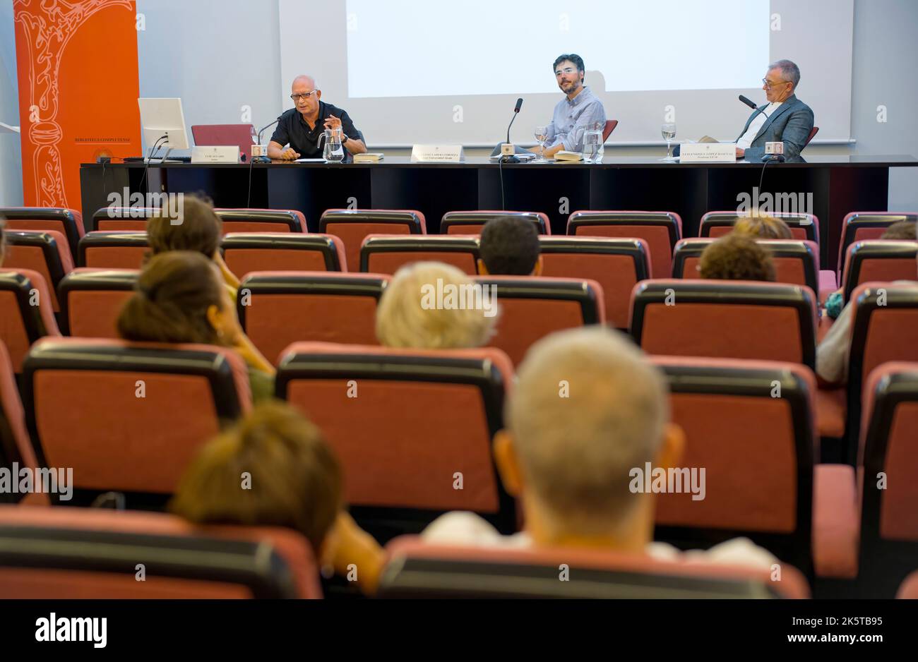 Conferenza di tre professori universitari, esperti in psicologia con studenti in primo piano e fuori focus. Foto Stock