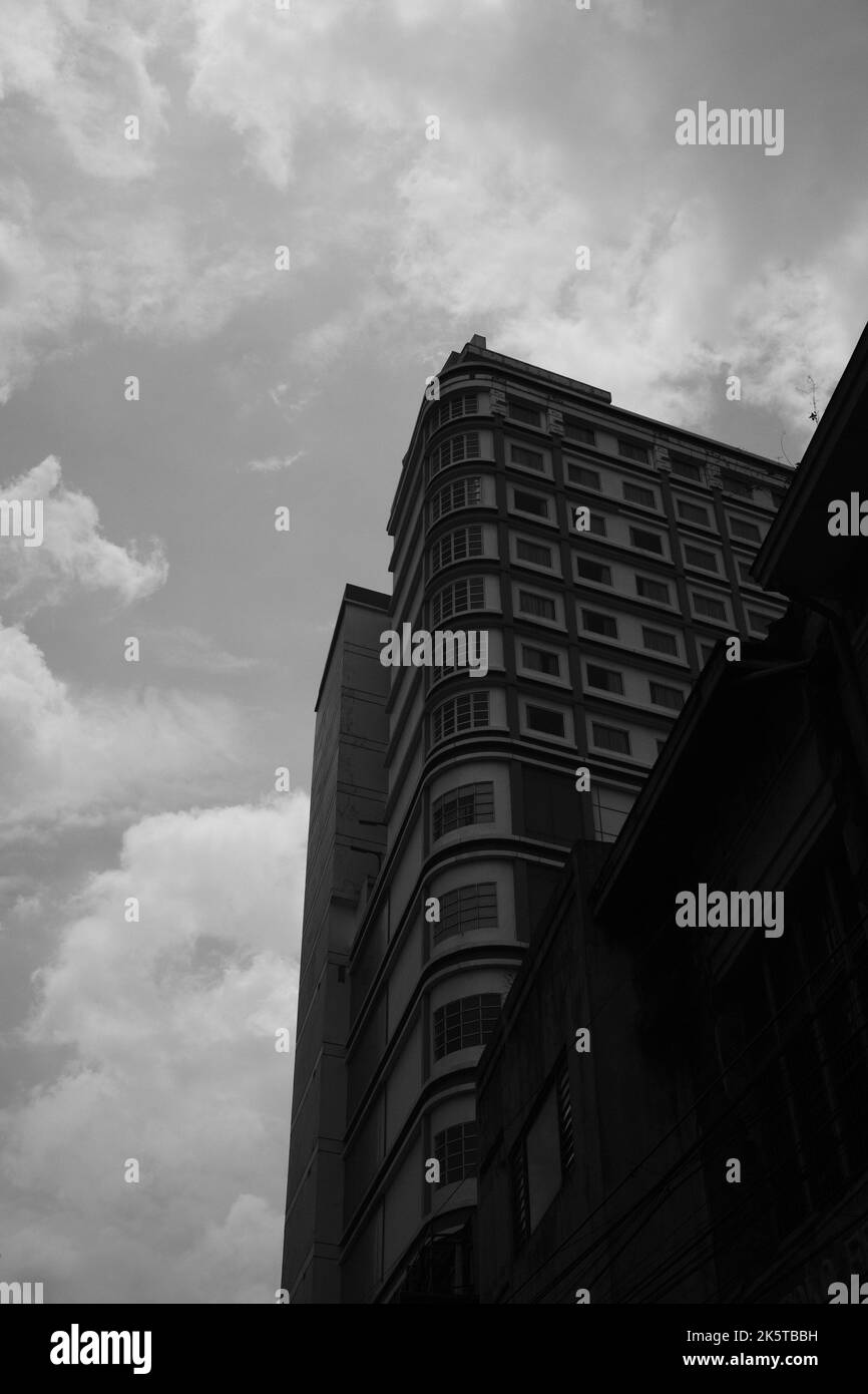 Alloggio moderno, foto monocromatica di una vista di un edificio di appartamenti con uno sfondo di cielo chiaro durante il giorno nella zona di Bandung - Indonesia Foto Stock