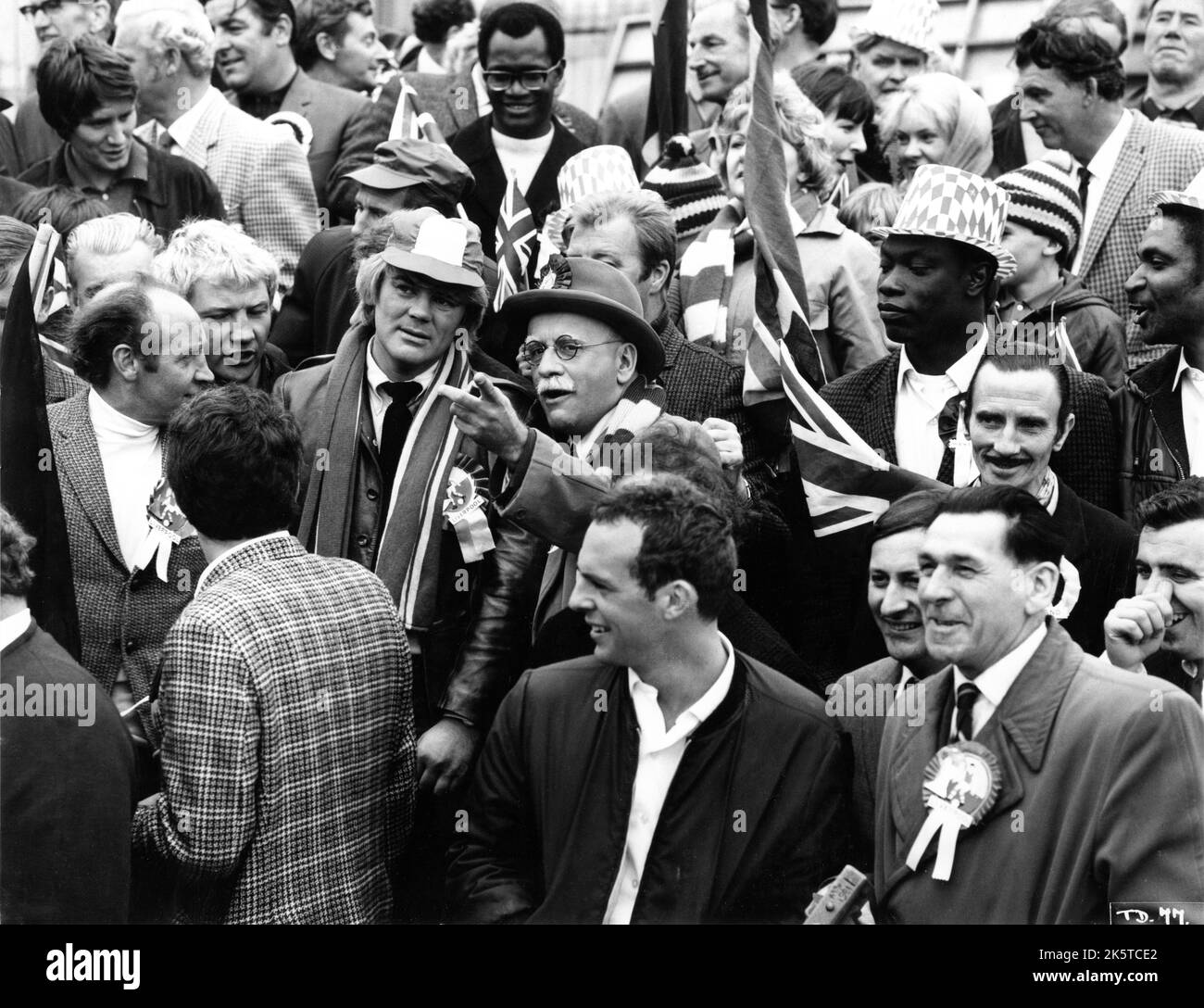 ANTHONY STAND come Mike Rawlins e WARREN MITCHELL come Alf Garnett in Crowd at Football Match nella versione cinematografica di TILL DEATH US FARE PARTE 1968 regista NORMAN COHEN storia originale e sceneggiatura Johnny Speight associati London Films / British Lion Film Corporation Foto Stock