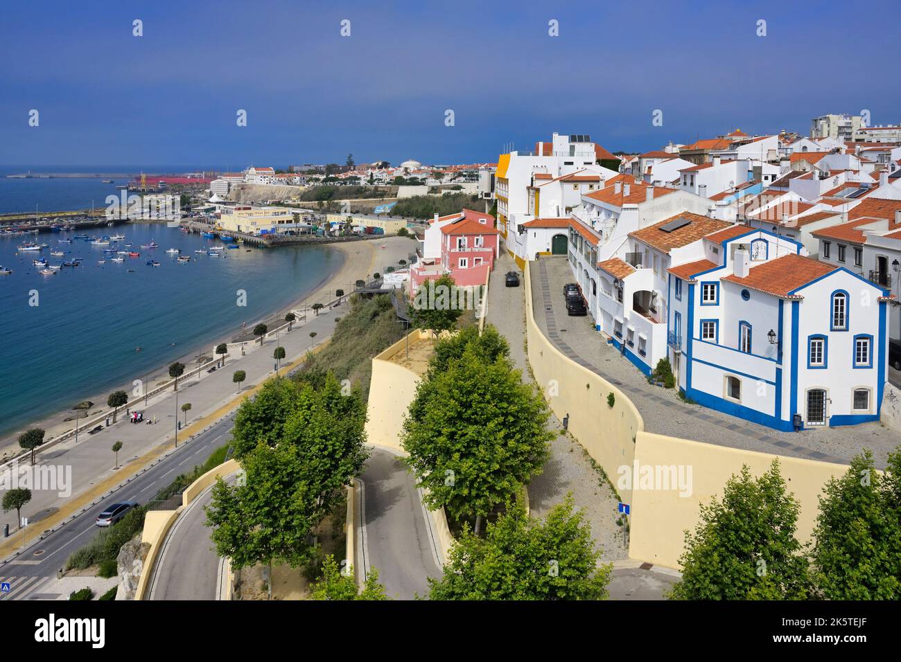 Vista panoramica sul centro storico, sul porto e sull'oceano Atlantico, Sines, Alentejo, Portogallo Foto Stock