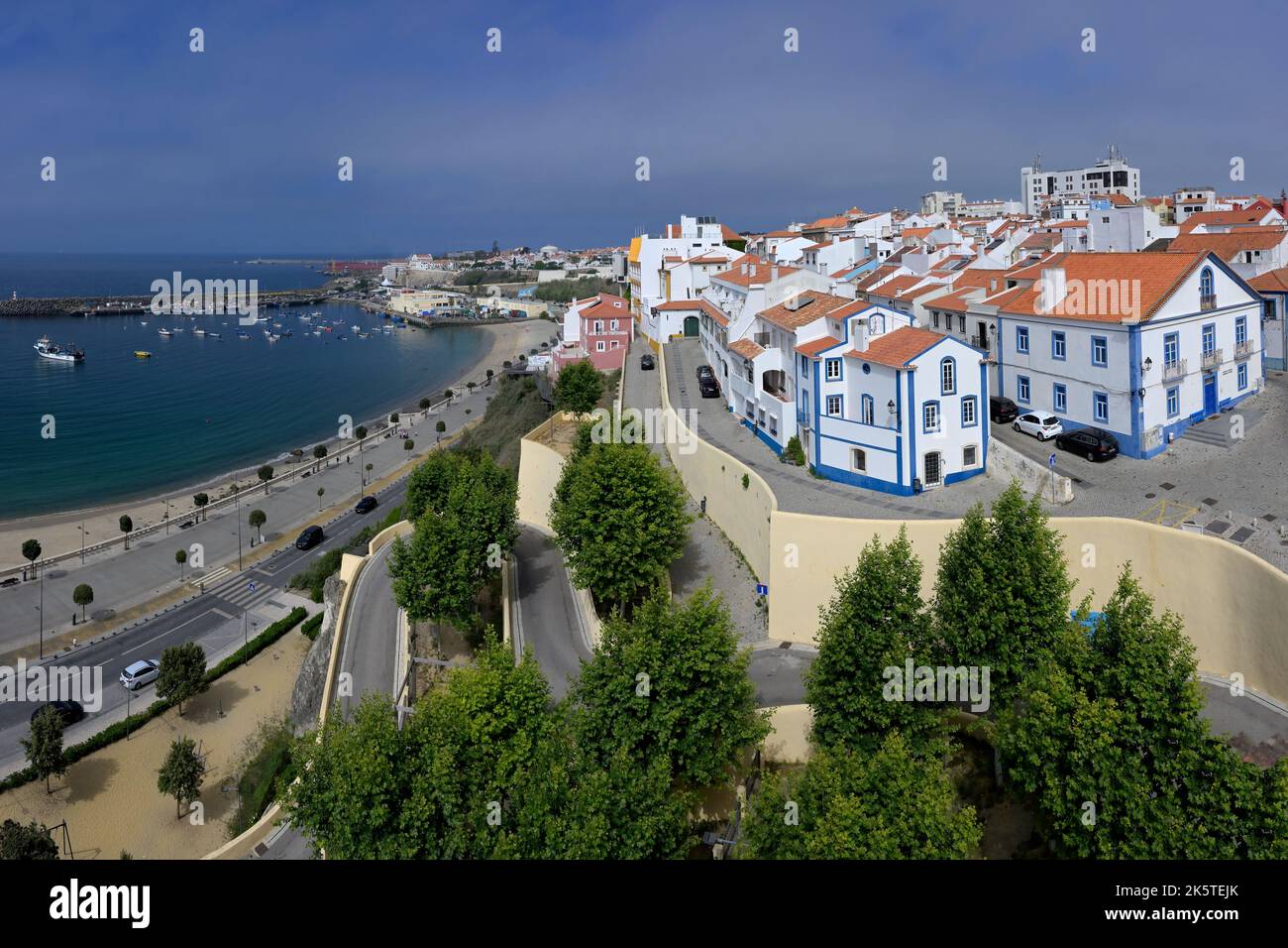 Vista panoramica sul centro storico, sul porto e sull'oceano Atlantico, Sines, Alentejo, Portogallo Foto Stock