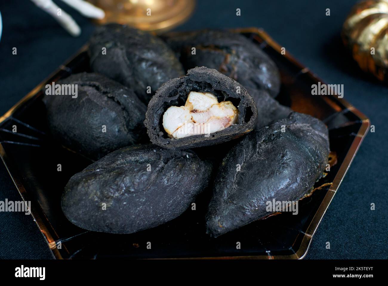 Torta di carne nera. Piatti per Halloween. Kibinai, kybyn, o kibin- una torta di carne, un piatto nazionale dei Karaiti lituani. Panino a fette. Pollo visibile fi Foto Stock