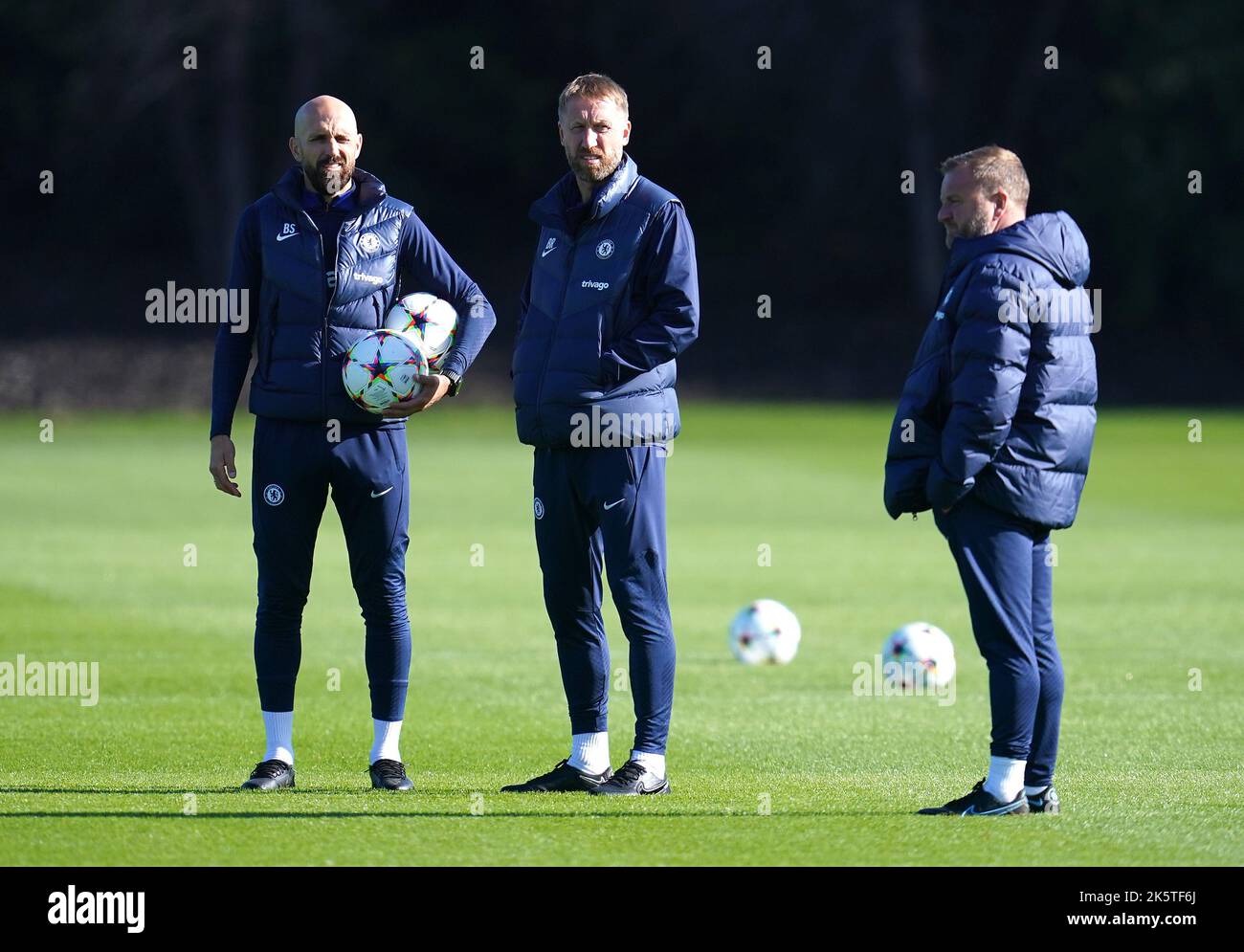 Il direttore di Chelsea Graham Potter (al centro) con gli assistenti Salot Grau (a sinistra) e Billy Reid durante una sessione di allenamento al Cobham Training Centre, Stoke d'Abernon. Data immagine: Lunedì 10 ottobre 2022. Foto Stock