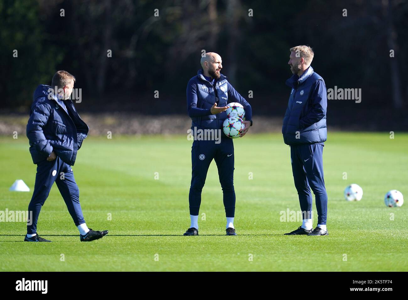 Graham Potter, direttore di Chelsea (a destra), con gli assistenti Billy Reid (a sinistra) e Salot Grau durante una sessione di allenamento presso il Cobham Training Centre, Stoke d'Abernon. Data immagine: Lunedì 10 ottobre 2022. Foto Stock
