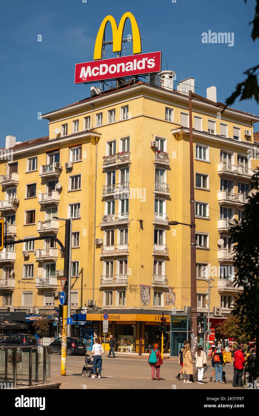 Il logo e il cartello di McDonald's sull'edificio di Sofia, Bulgaria, Europa orientale, Balcani, UE Foto Stock