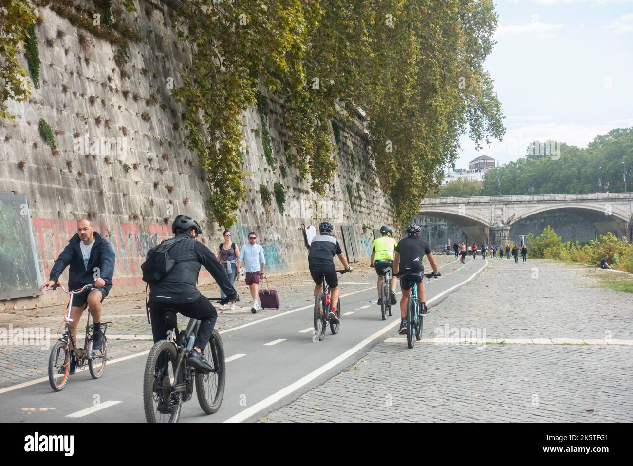 Roma, Italia - 2022 ottobre - persone in bicicletta lungo il Tevere Foto Stock