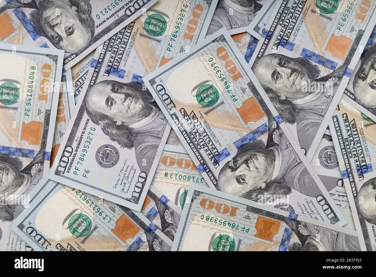 Sfondo delle fatture in dollari statunitensi giacenti in superficie. Sfondo delle fatture in dollari statunitensi Foto Stock