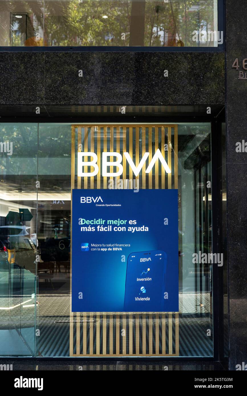 Barcellona, Spagna - 3 ottobre 2022: Facciata e logo del Banco Bilbao Vizcaya Argentaria o banca BBVA a Barcellona, Catalogna, Spagna Foto Stock