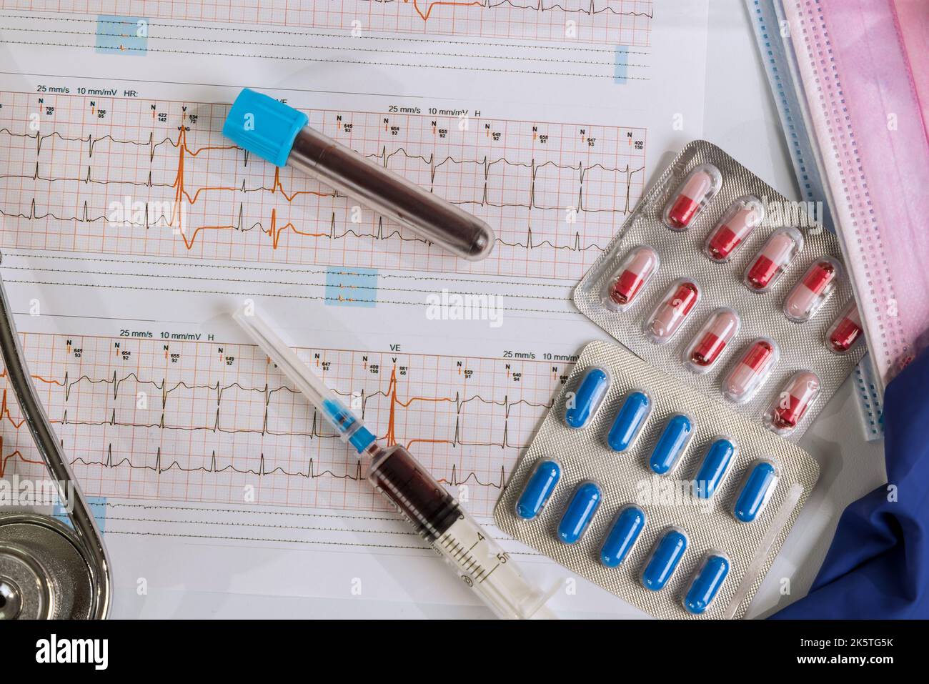 Come risultato dell'esame del cardiogramma dei pazienti, il medico li consiglierà su come trattare le loro condizioni cardiache Foto Stock