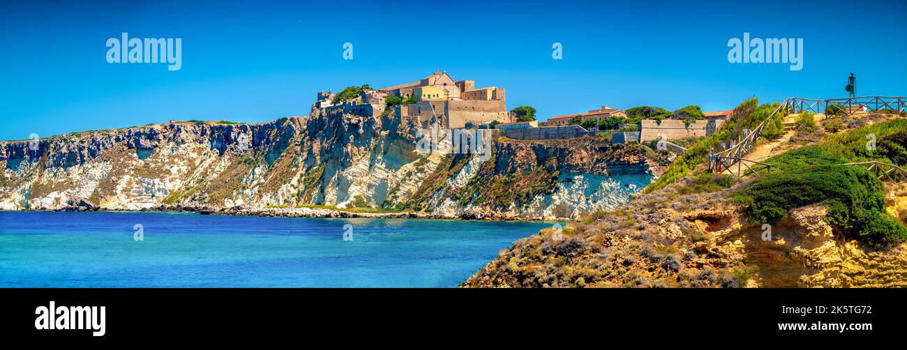 Vista panoramica Isole Tremiti Castello di San Nicola scogliera bella estate giorno orizzontale Foto Stock