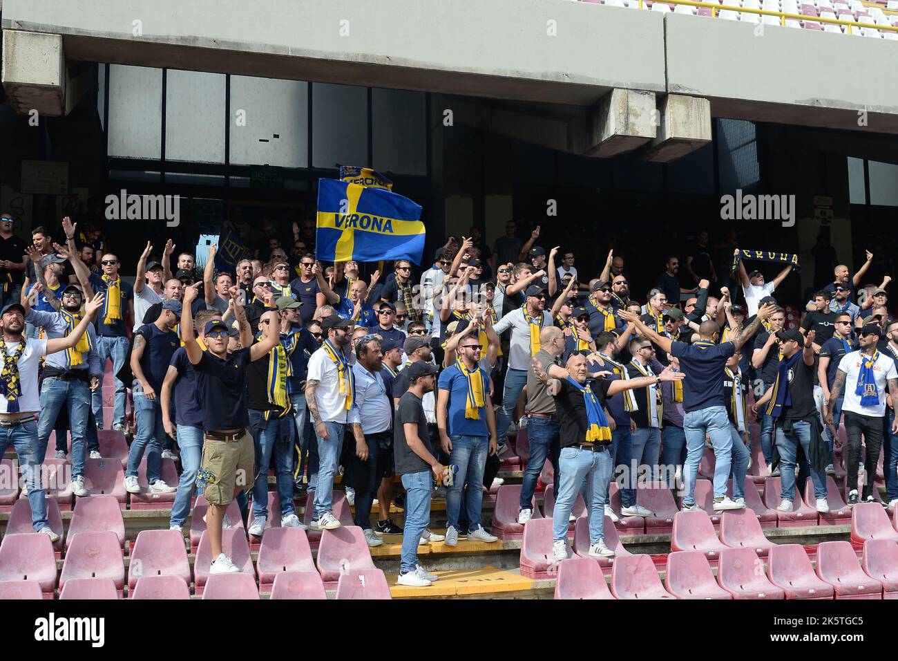 Tifosi di Hellas Verona durante la Serie Una partita tra US Salernitana 1919 e Hellas Verona FC allo Stadio Arechi Foto Stock