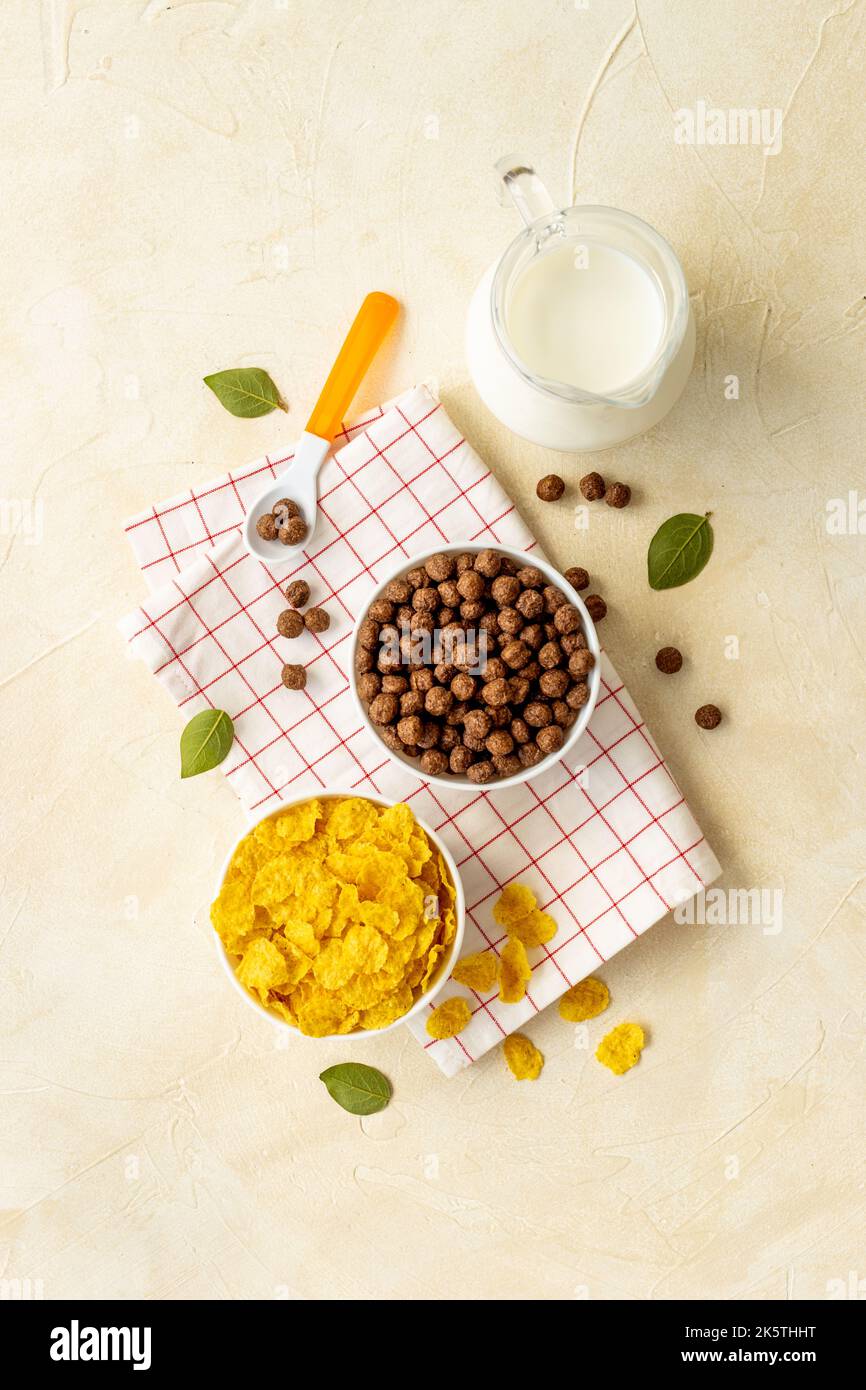 Colazione per bambini con snack - cereali con arance, vista dall'alto Foto Stock
