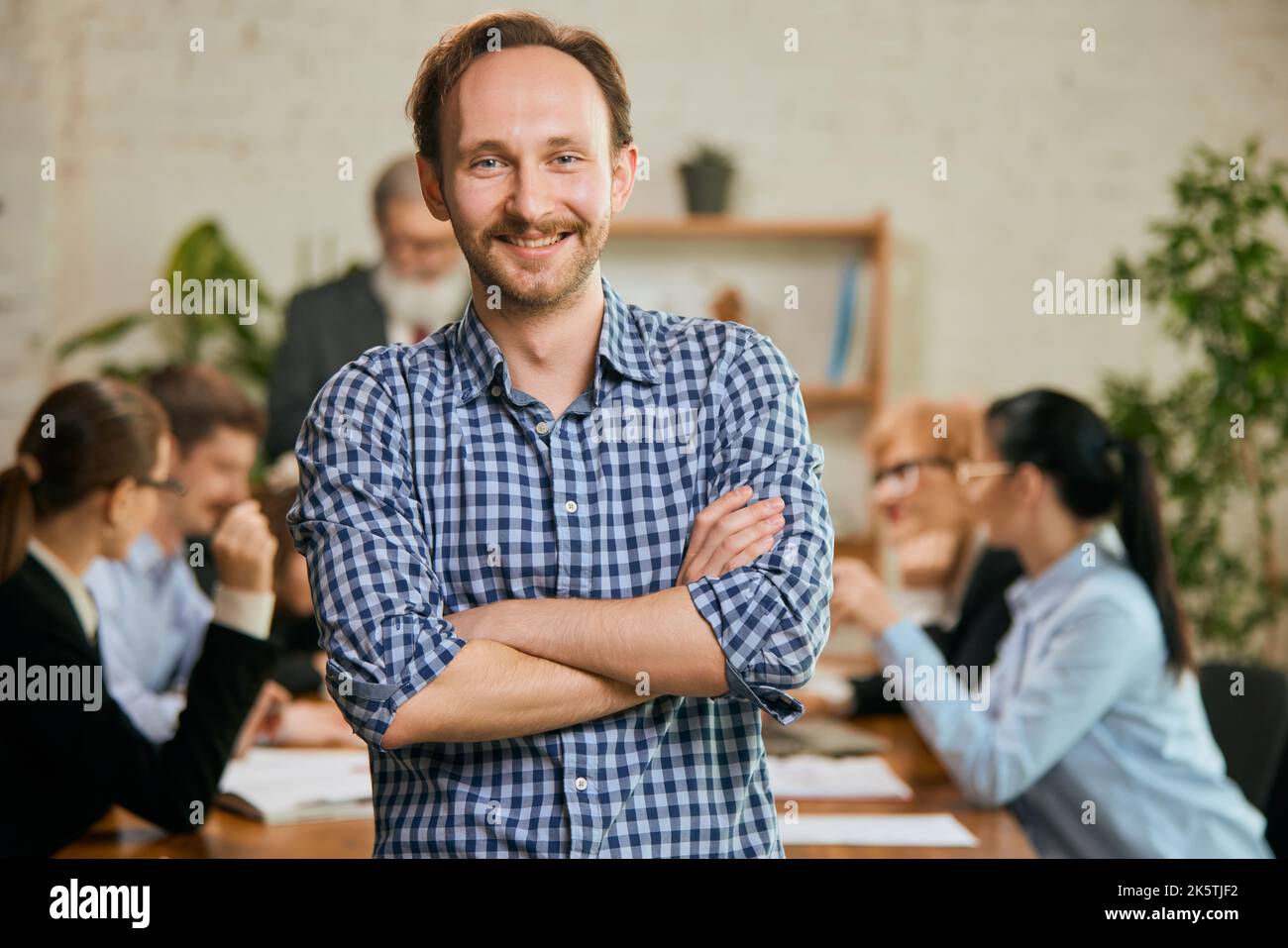 Ritratto di giovane e uomo d'affari di successo. Uomo felice e sicuro che guarda la macchina fotografica e sorridente. Concetto di business, finanza, successo e carriera Foto Stock