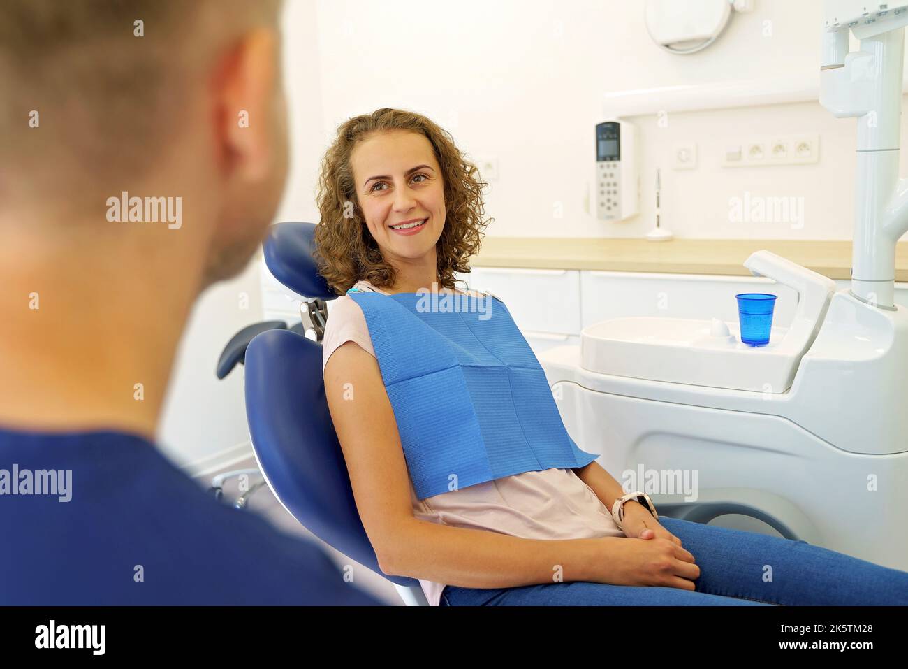 Dentista che ha consulto con il paziente nella sua ambulanza. Foto Stock