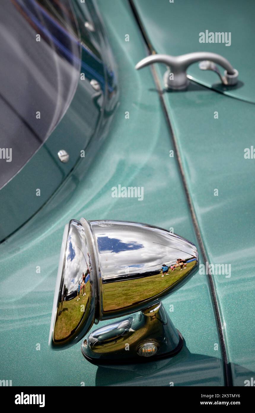 specchietto sul parafango e cofano di un'auto sportiva realizzata a mano su misura Foto Stock