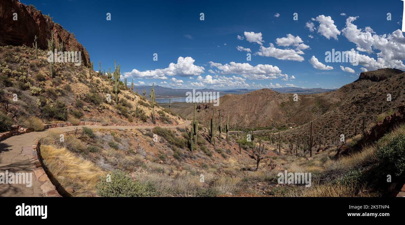 Una vista panoramica di un sentiero all'interno di una valle nella Tonto National Forest, Arizona Foto Stock