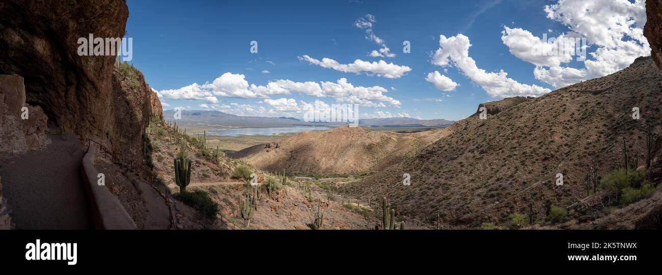 Una vista panoramica di un sentiero all'interno di una valle nella Tonto National Forest, Arizona Foto Stock
