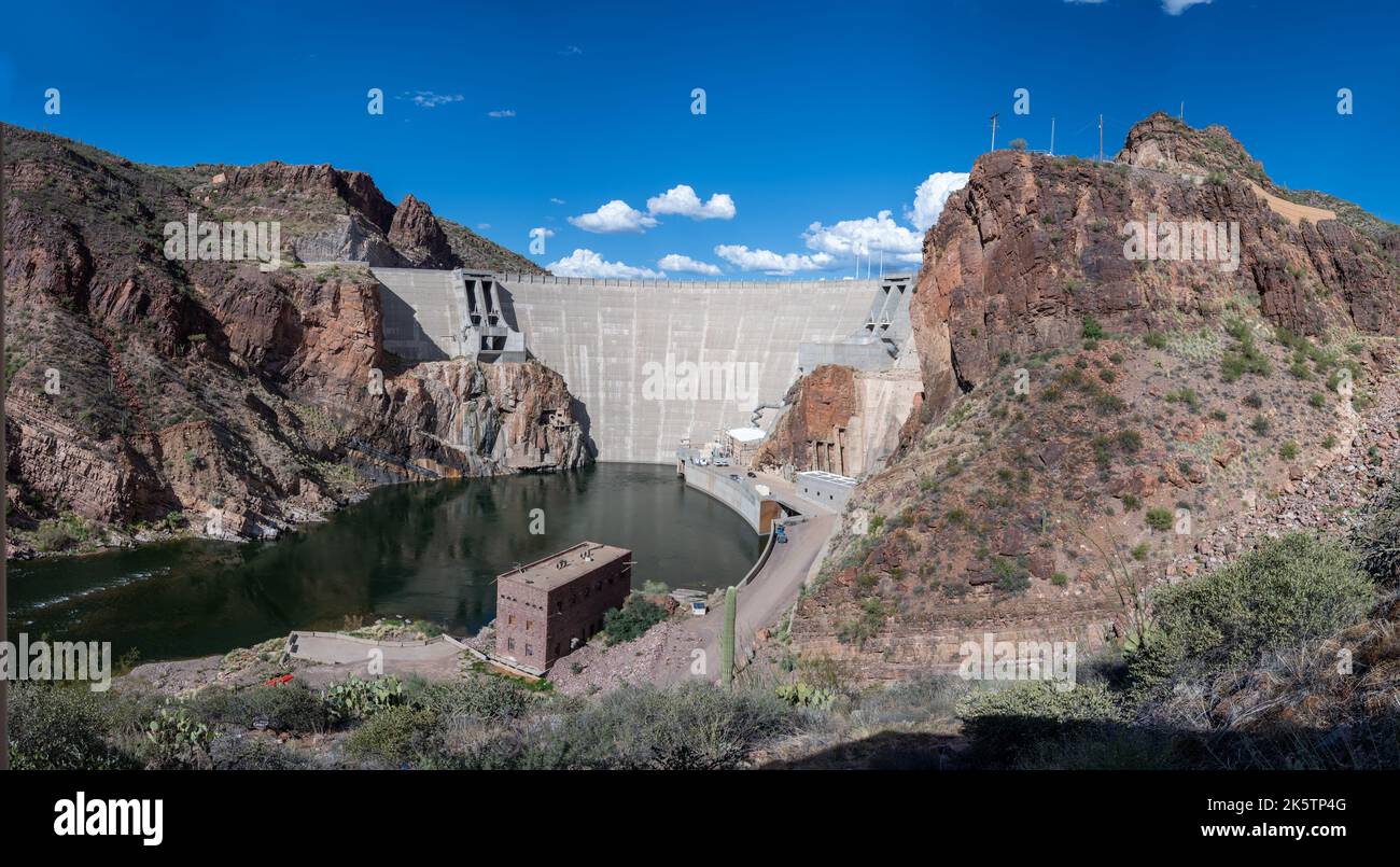 La diga Theodore Roosevelt si trova nella Tonto National Forest, Arizona Foto Stock