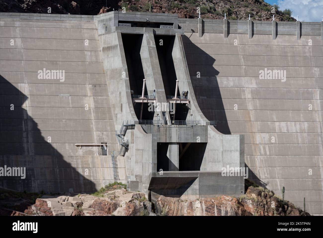 Il canale di uscita in cemento dalla diga Theodore Roosevelt a Tonto National Forest, Arizona Foto Stock