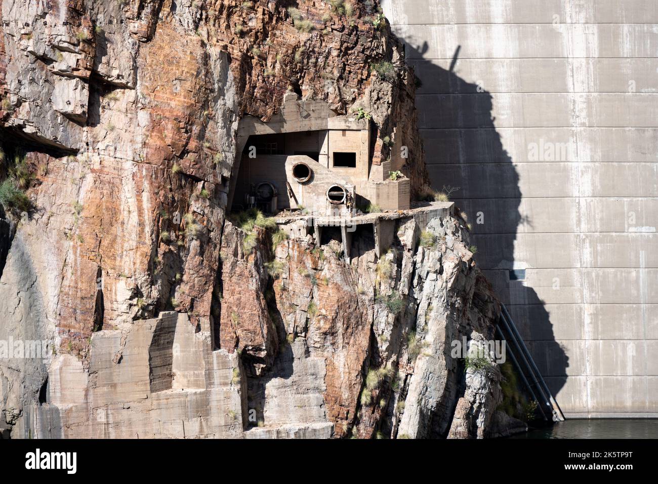 Il vecchio tubo di troppopieno dalla diga Theodore Roosvelt Foto Stock