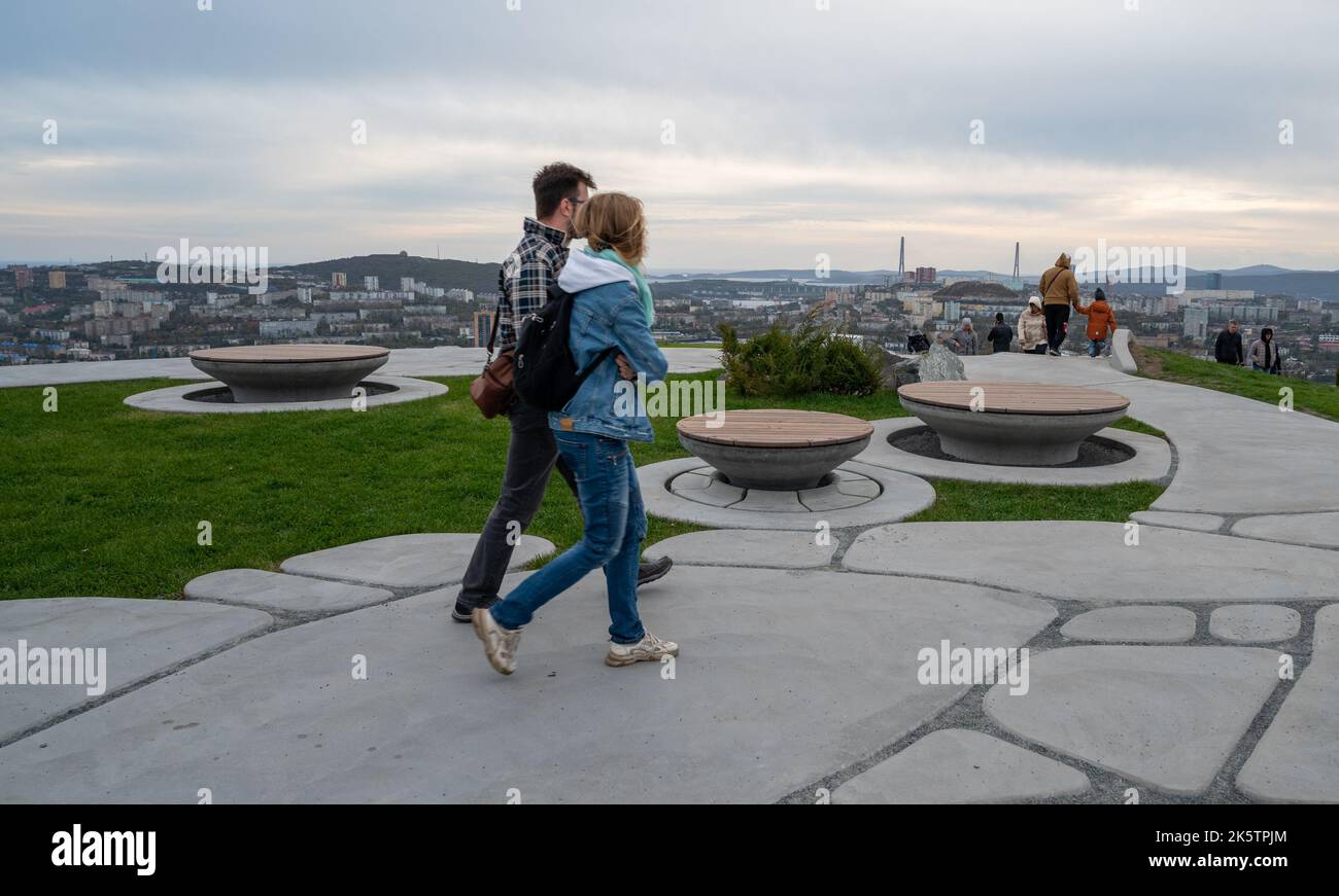 VLADIVOSTOK, RUSSIA - 9 OTTOBRE 2022: Parco di Nagornyy. Spazio pubblico contemporaneo. Foto Stock