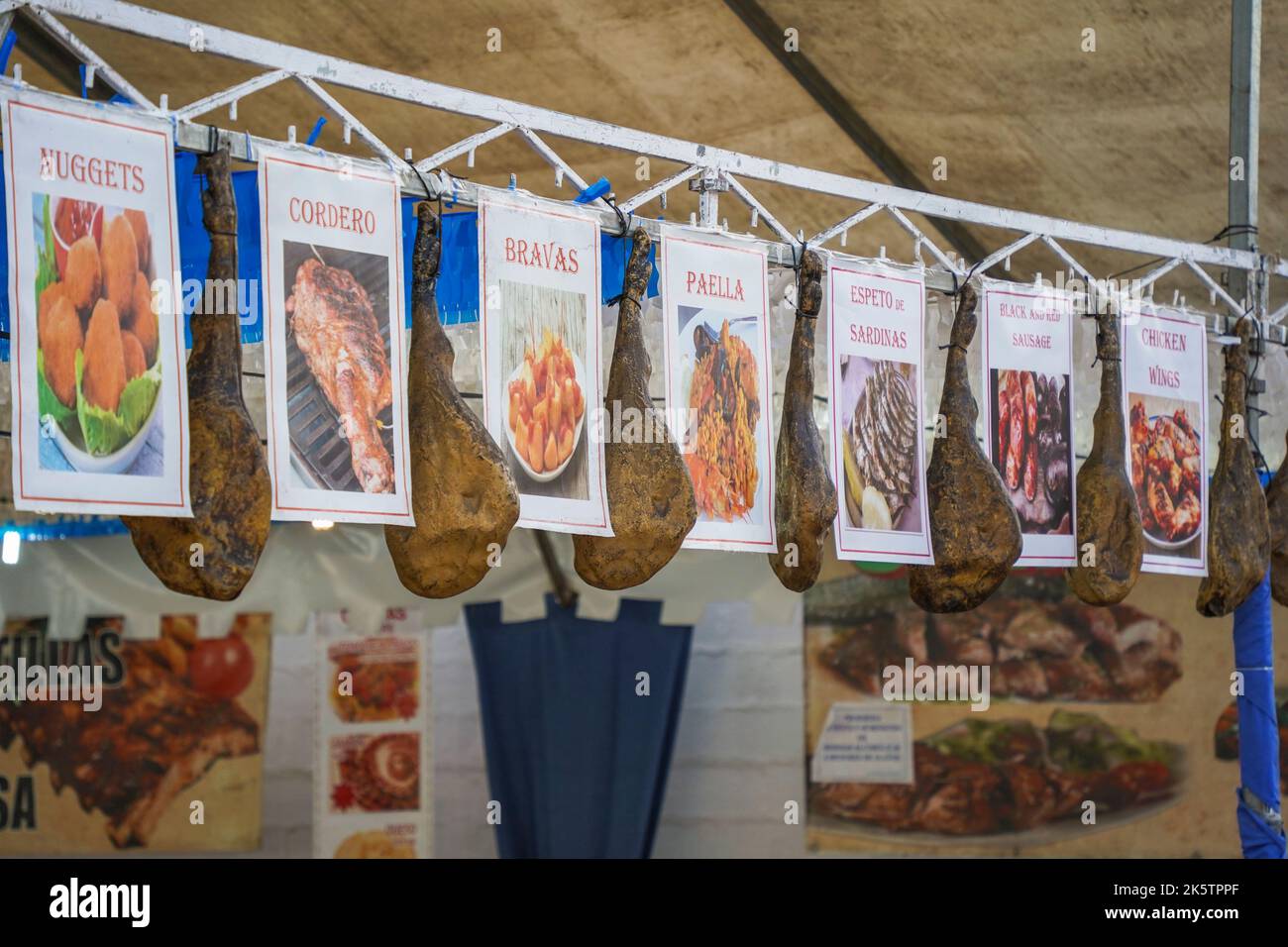 Cibo stand carne, segno in occasione della celebrazione annuale della Feria festosa a Fuengirola, Costa del Sol, Spagna. Foto Stock