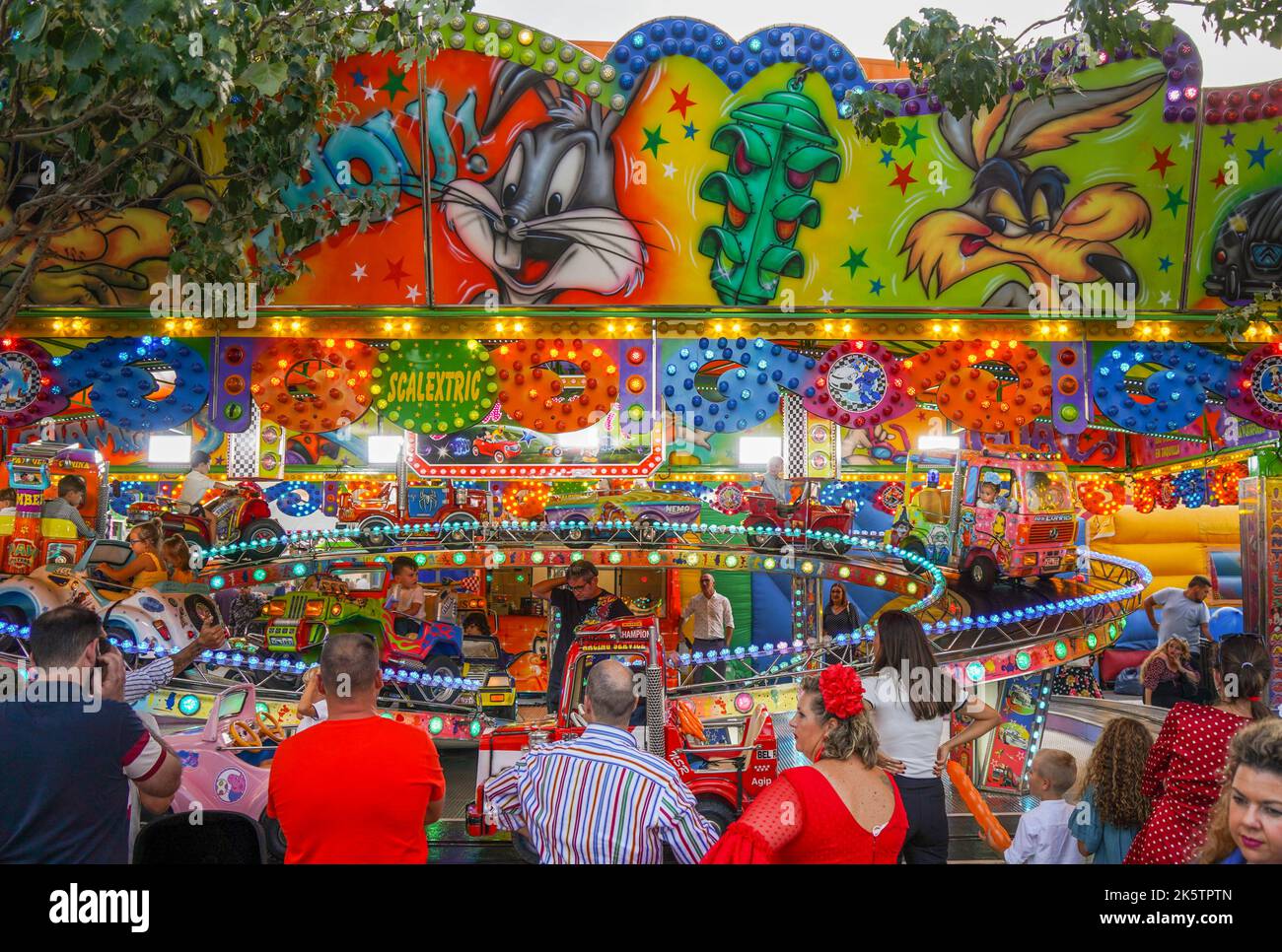 Cucciolino alle attrazioni di divertimento su Feria annuale. fiera funebre. Carnevale, Andalusia, Spagna. Foto Stock