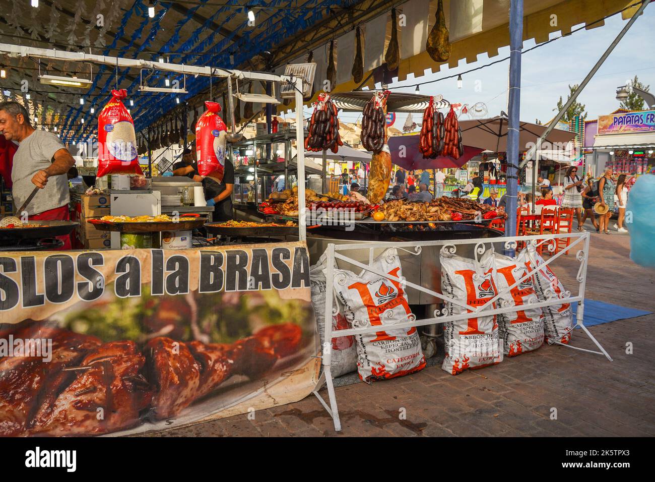 Cibo stand carne, in occasione della celebrazione annuale della Feria festosa a Fuengirola, Costa del Sol, Spagna. Foto Stock