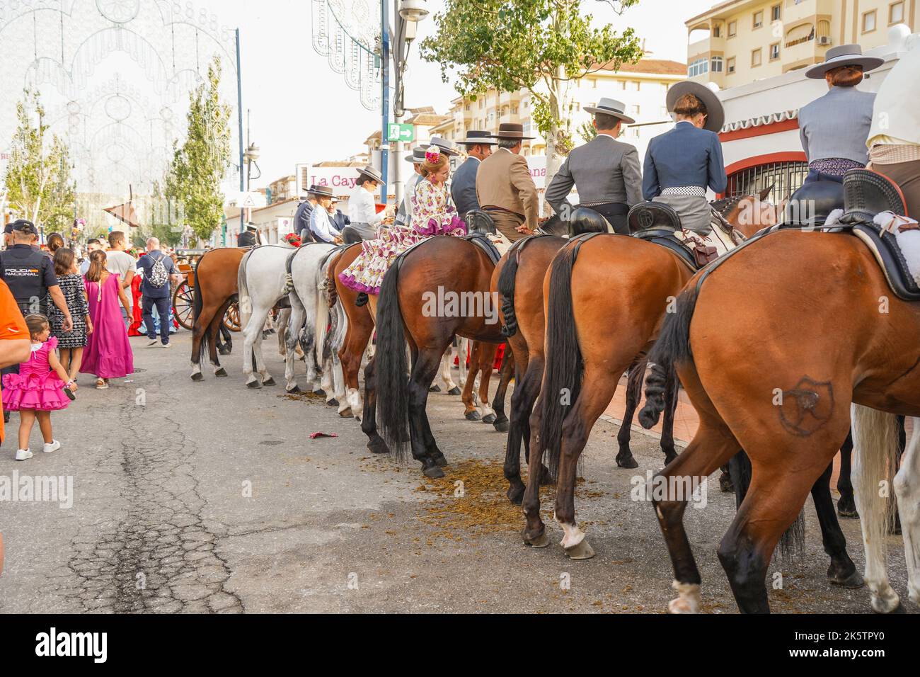 Cavalieri spagnoli in un bar, con giovane donna sul retro, durante la Fiera annuale, Feria. Fuengirola, Andalusia. Foto Stock