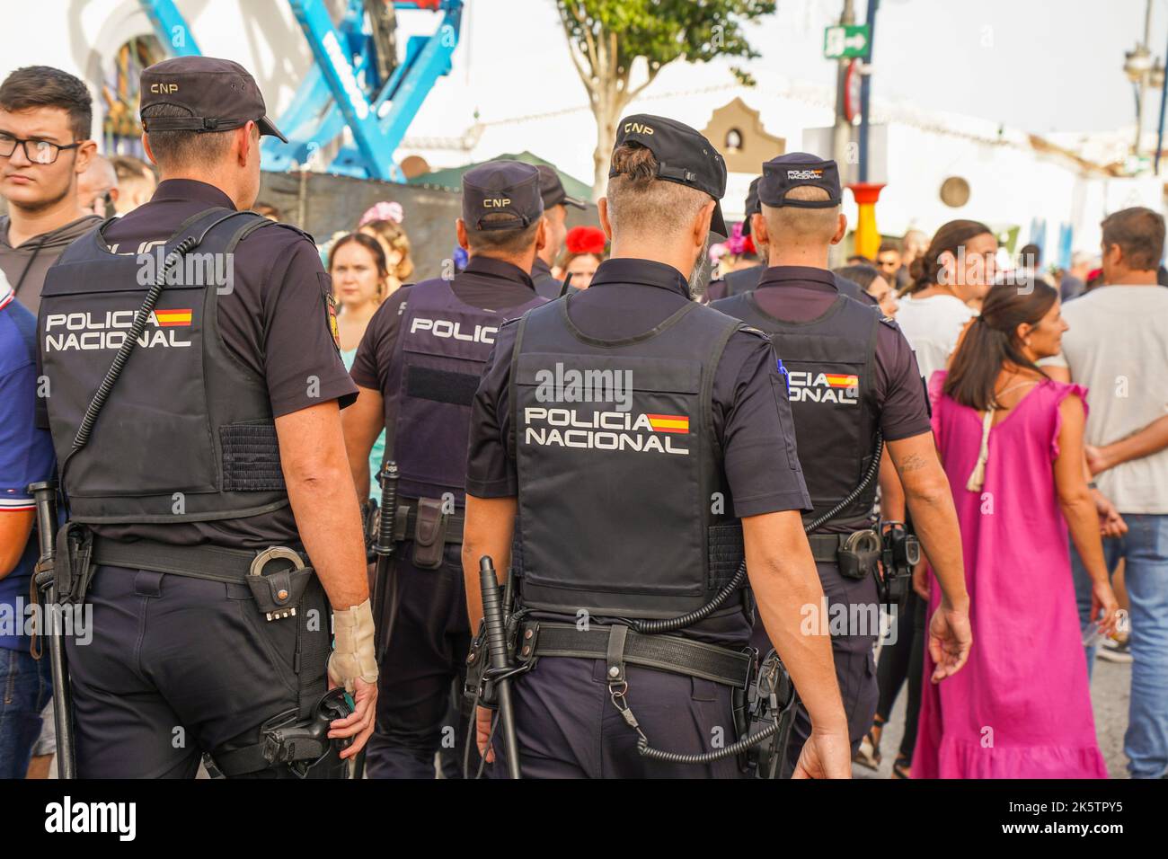 Pattugliamento della polizia nazionale spagnola sulla fiera annuale a Fuengirola, Spagna. Foto Stock