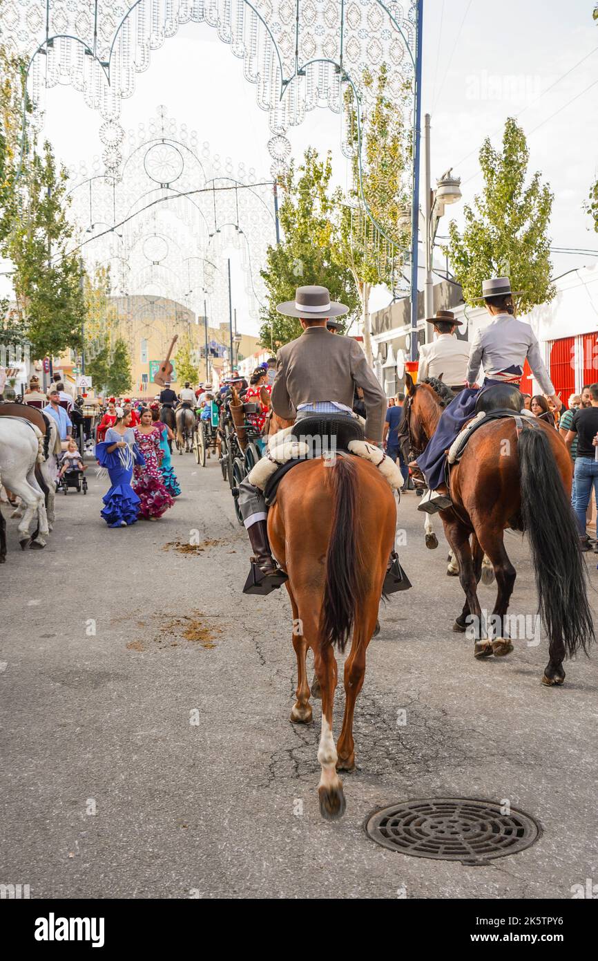 Cavalieri spagnoli, durante la Fiera annuale, Feria. Fuengirola, Andalusia. Foto Stock