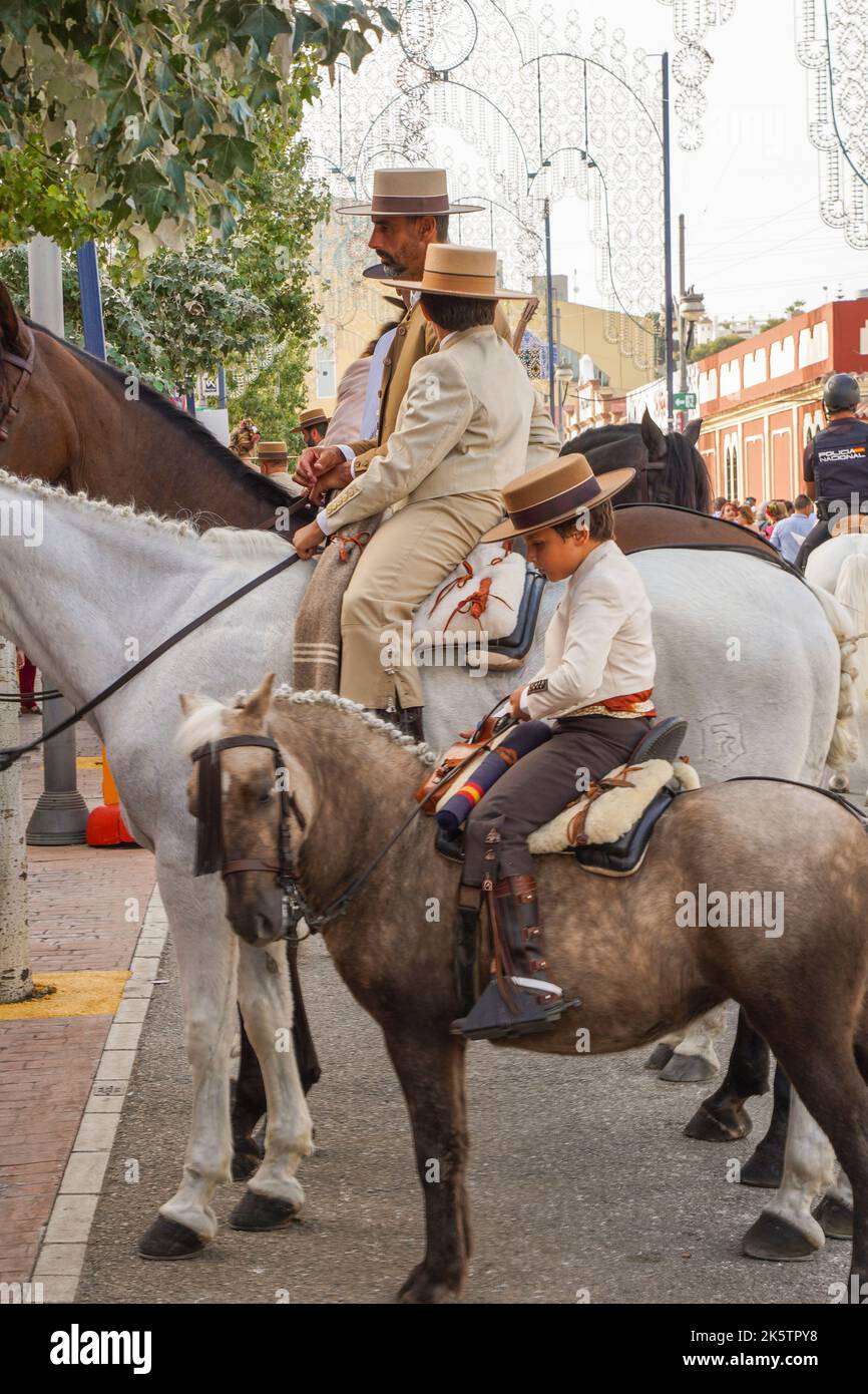 Cavalieri spagnoli, durante la Fiera annuale, Feria. Fuengirola, Andalusia. Foto Stock
