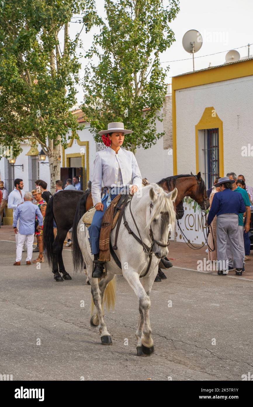 Donna spagnola vestita in costume tradizionale, equitazione durante la Feria, di Fuengirola, Andalusia, Spagna. Foto Stock