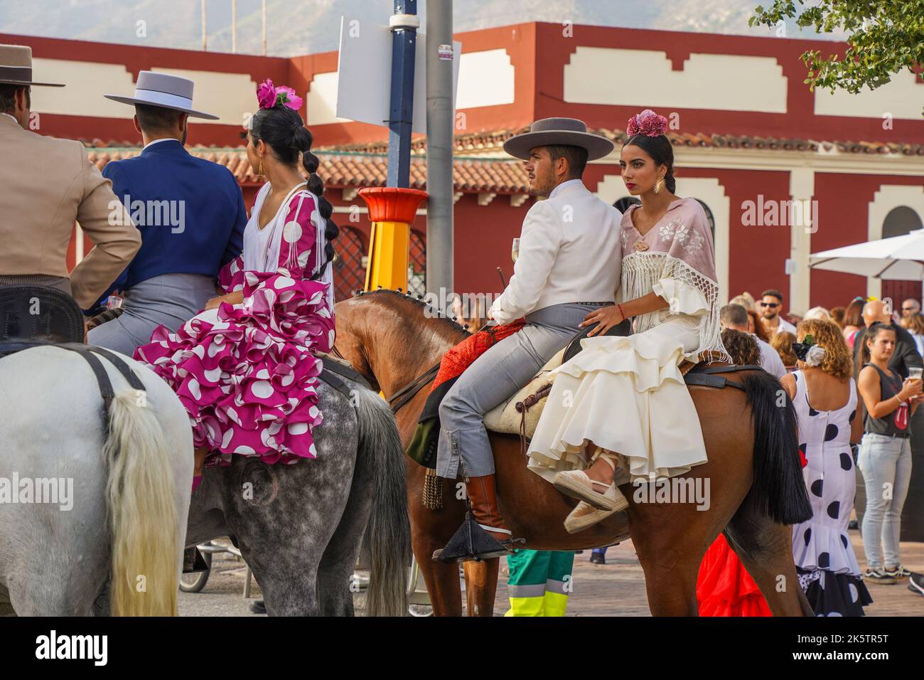 Cavalieri spagnoli in un bar, con giovane donna sul retro, durante la Fiera annuale, Feria. Fuengirola, Andalusia. Foto Stock