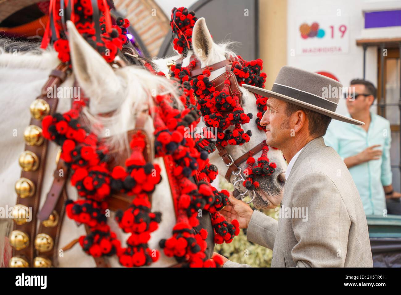 Cavalieri spagnoli, durante la Fiera annuale, Feria. Fuengirola, Andalusia. Foto Stock