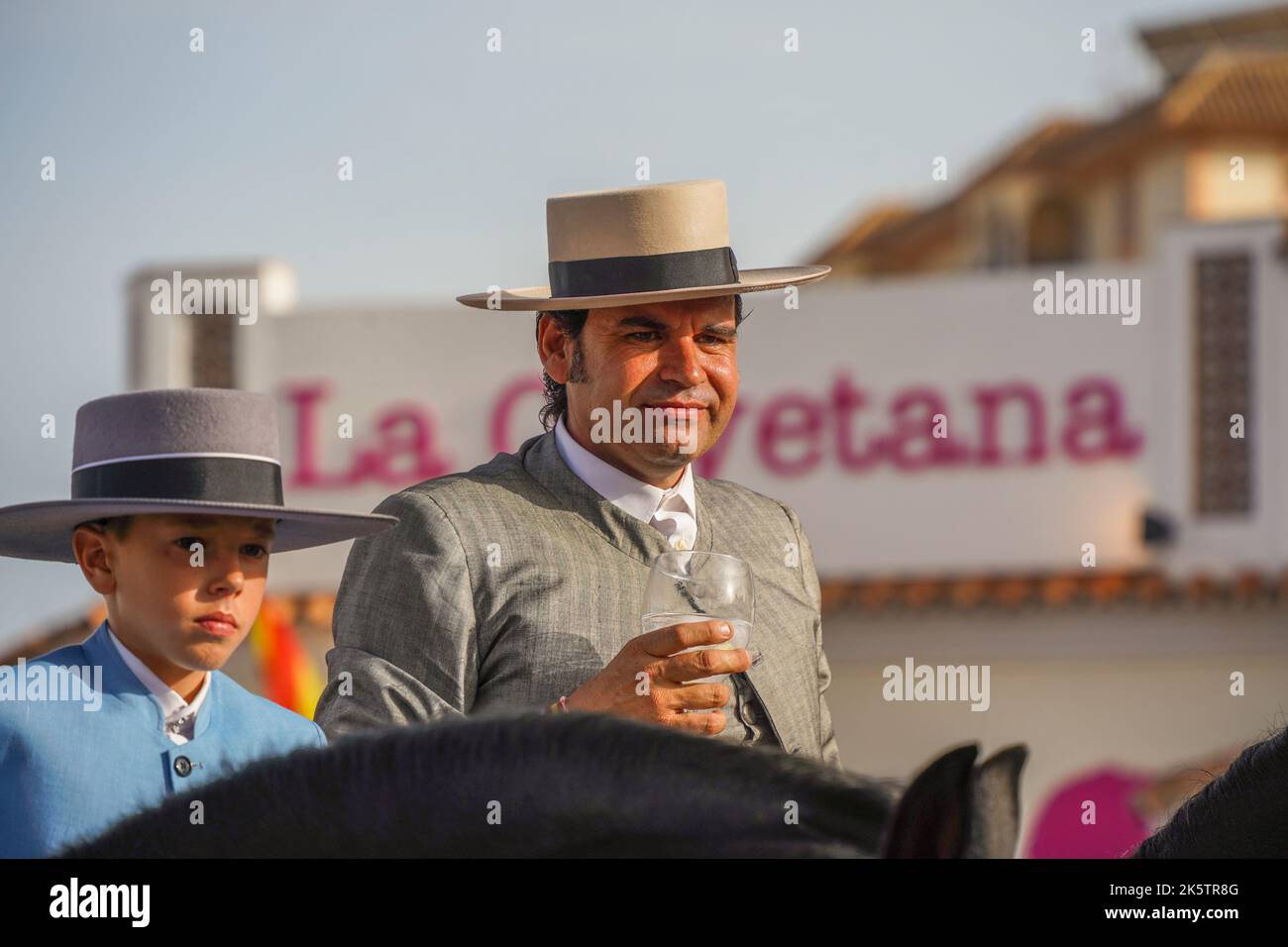 Cavalieri spagnoli, durante la Fiera annuale, Feria. Fuengirola, Andalusia. Foto Stock