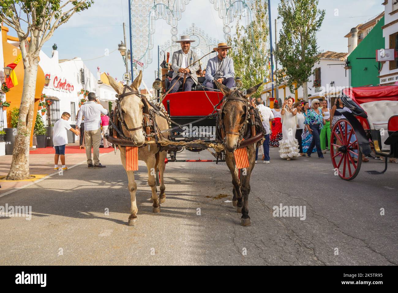 Carrozza a cavallo con autisti e famiglia, alla fiera annuale, Feria di Fuengirola, Andalusia, Spagna. Foto Stock