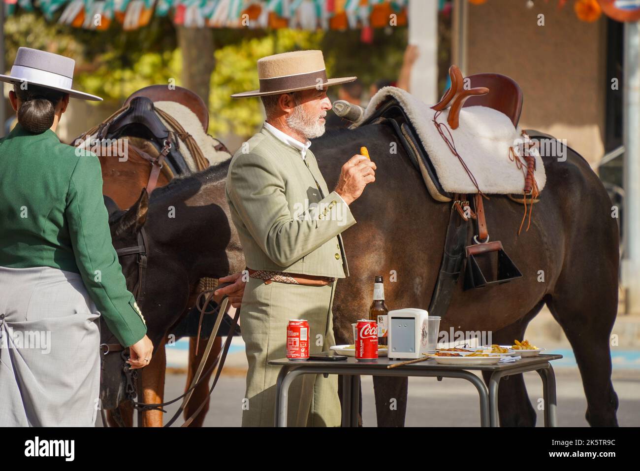 Cavalieri spagnoli, durante la Fiera annuale, Feria. Fuengirola, Andalusia. Foto Stock