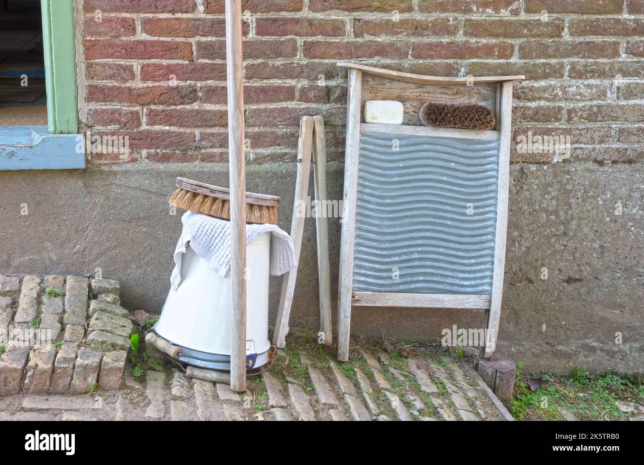 Primo piano di una lavabiancheria vintage, ancora in uso, focalizzazione selettiva Foto Stock