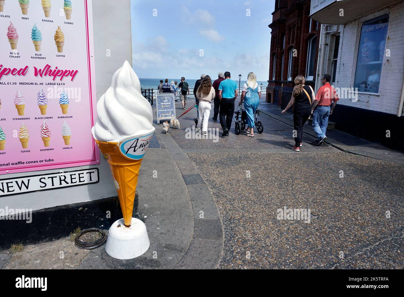 i turisti che si dirigono verso il mare cromer nord norfolk inghilterra Foto Stock