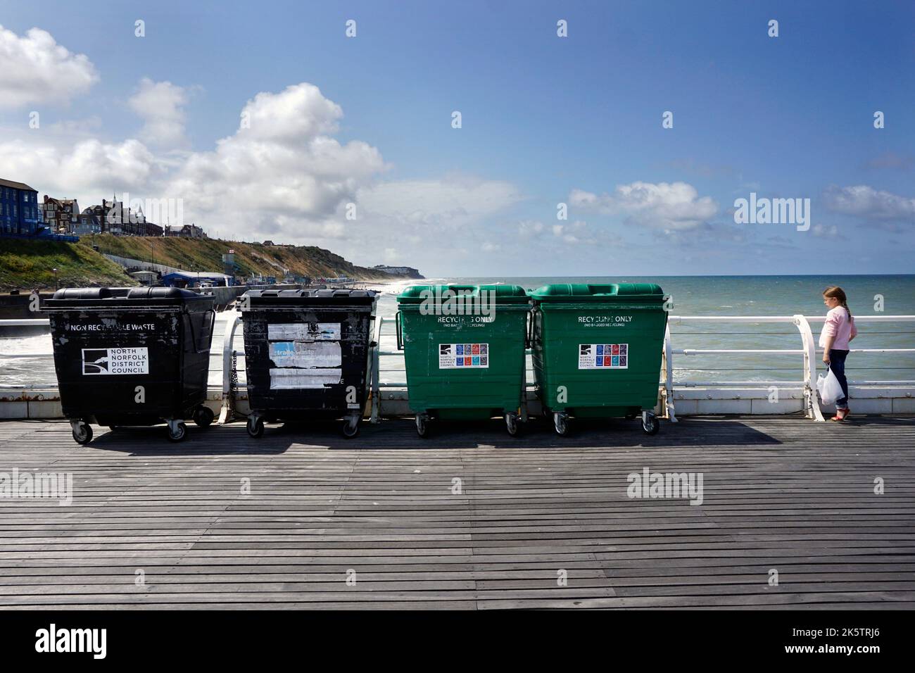 bidoni di riciclaggio sul molo cromer nord norfolk inghilterra Foto Stock