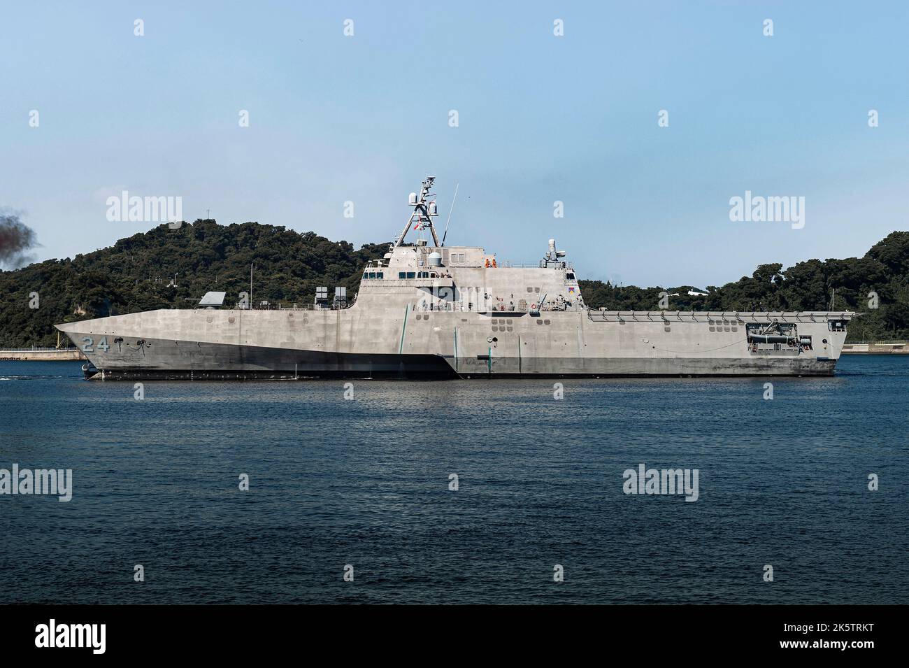 Yokosuka, Giappone. 26 Settembre 2022. La nave litoranea da combattimento USS Oakland, variante dell'indipendenza della Marina statunitense, arriva per una visita al porto di Fleet Activities Yokosuka, 26 settembre 2022 a Yokosuka, Giappone. Foto Stock