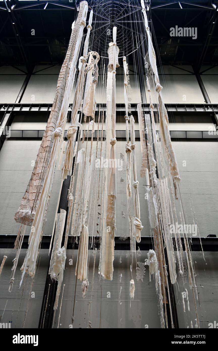 10th ottobre, Londra, Regno Unito. Foresta del cervello Quipu . Tate Modern ha svelato oggi due nuove sculture monumentali create dalla poetessa cilena Cecilia Vicuna. Tessuti insieme da una serie di materiali diversi, appendono 27 metri dal soffitto e sono posati alle estremità opposte della turbina Hall. Queste sculture sono combinate con installazioni audio e digitali per formare il lavoro più ambizioso di Vicuna fino ad oggi. Credit: michael melia/Alamy Live News Foto Stock