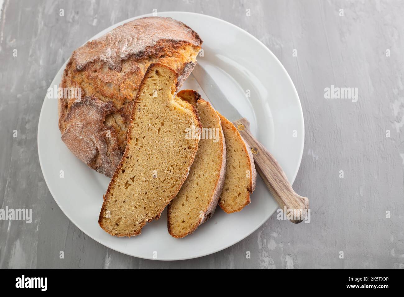 Il pane di mais è un pane contenente farina di mais e farina di mais. Pannocchie portoghesi di mais. Foto Stock