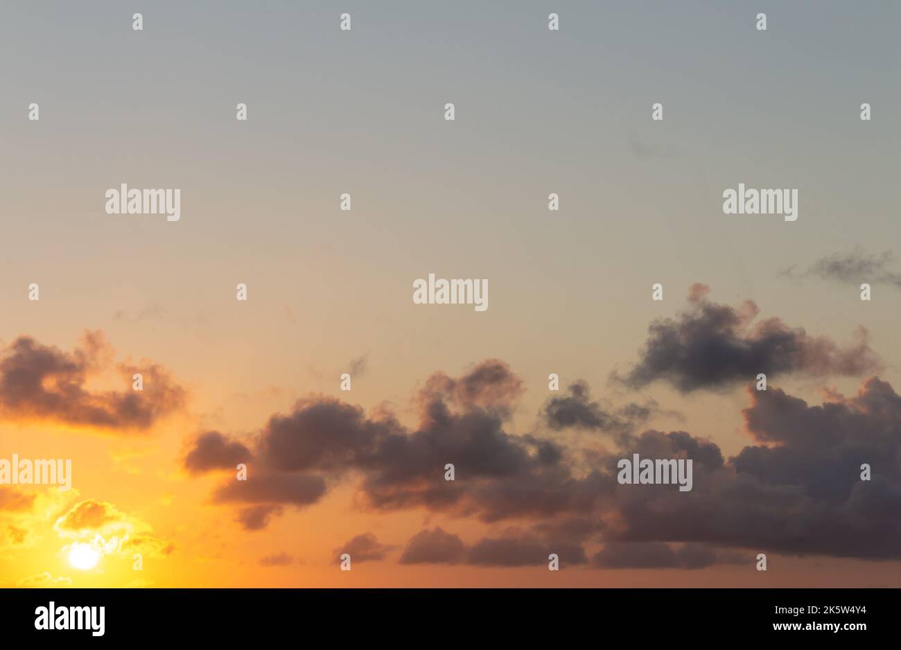 Disco del sole durante il tramonto. Nuvole isolate nel cielo. Risorsa per la sostituzione dei cieli. Foto Stock
