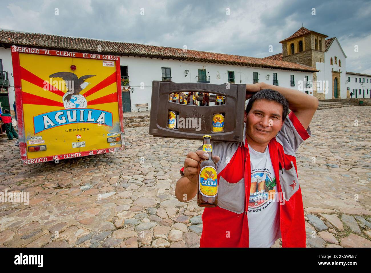 Colombia, Villa de Leyva Aguila è la birra colombiana e portato ai bar sulla piazza principale. La Plaza Mayor è chiamata la piazza più grande del sud Foto Stock
