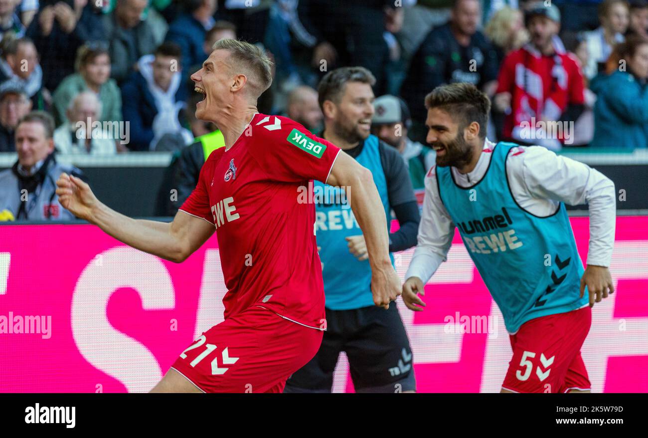 Sport, calcio, Bundesliga, 2022/2023, Borussia Moenchengladbach contro 1. FC Koeln 5-2, Stadio Borussia Park, 1-1 obiettivo equalizzatore a Colonia per penalità, marcatore Florian Kainz (non illustrato), Steffen Tiges (FC) a sinistra e sostituire Nikola Soldo (FC) a destra gioire, le NORMATIVE DFL PROIBISCONO QUALSIASI USO DI FOTOGRAFIE COME SEQUENZE DI IMMAGINI E/O QUASI-VIDEO Foto Stock Sport, calcio, Bundesliga, 2022/2023, Borussia Moenchengladbach contro 1. FC Koeln 5-2, Stadio Borussia Park, 1-1 obiettivo equalizzatore a Colonia per penalità, marcatore Florian Kainz (non illustrato), Steffen Tiges (FC) a sinistra e sostituire Nikola Soldo (FC) a destra gioire, le NORMATIVE DFL PROIBISCONO QUALSIASI USO DI FOTOGRAFIE COME SEQUENZE DI IMMAGINI E/O QUASI-VIDEO Foto Stock
