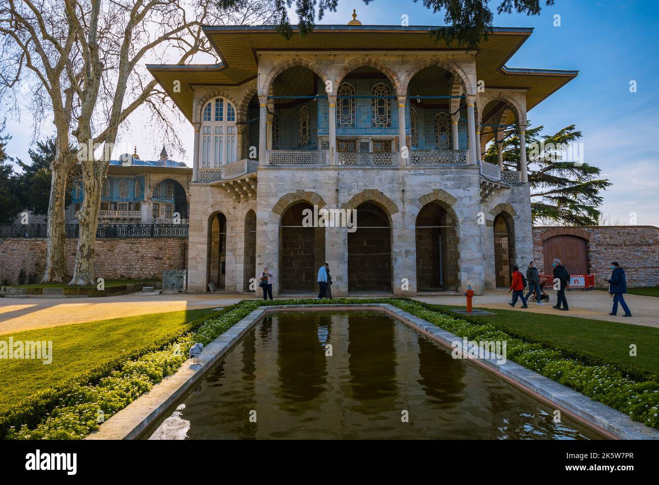 Baghdad Pavillion o Bagdat Kosku con uno stagno nel giardino del Palazzo Topkapi. Viaggio a Istanbul foto di sfondo. Istanbul Turchia - 12.27.2021 Foto Stock